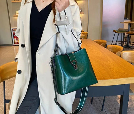 sac-noir-boucle-metallique-sangle-reglable