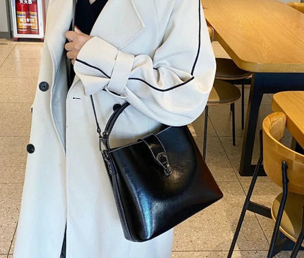 sac-noir-boucle-metallique-sangle-reglable