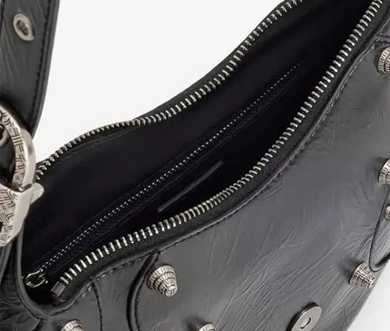 sac-bandouliere-semi-circulaire-noir-details-metalliques-rock