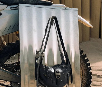 sac-bandouliere-semi-circulaire-noir-details-metalliques-rock