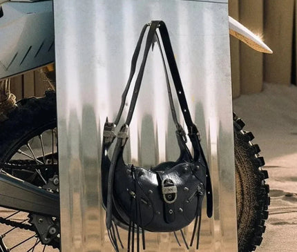 sac-bandouliere-semi-circulaire-noir-details-metalliques-rock