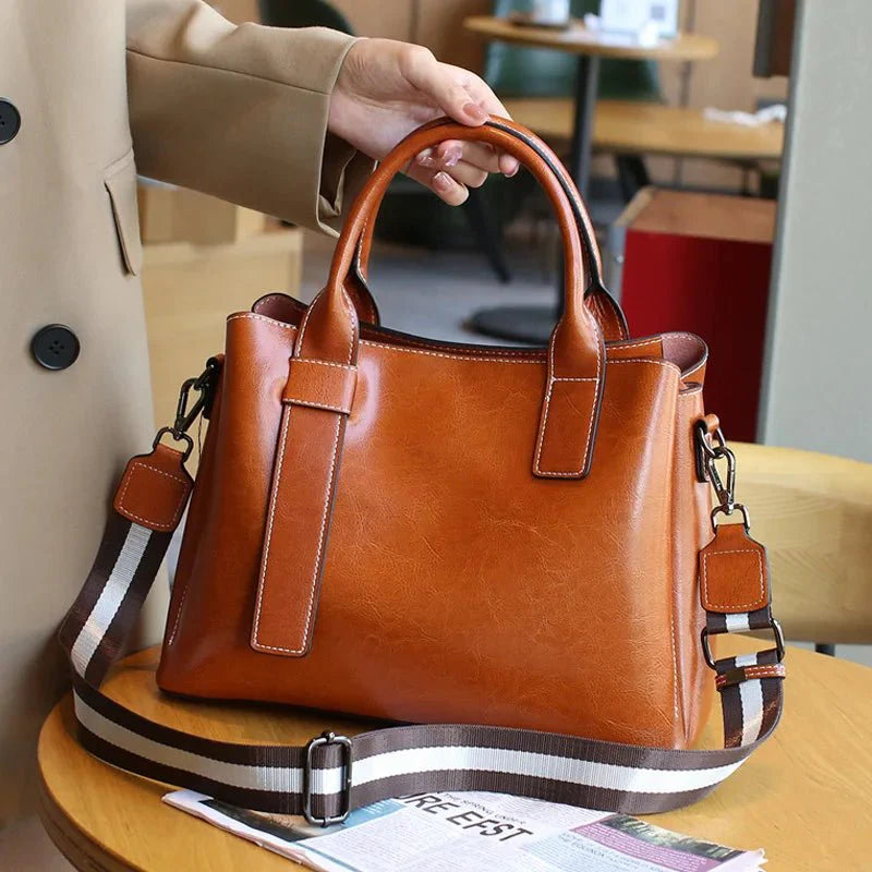 sac-main-structure-couleur-marron-avec-bandouliere-amovible