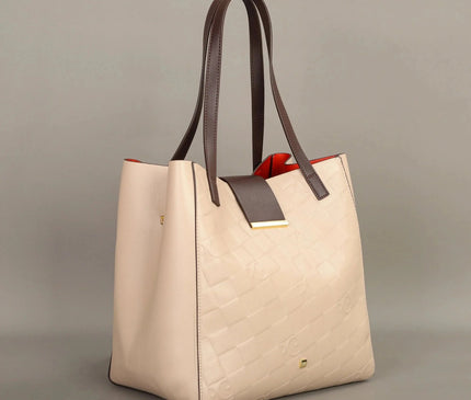 sac-rectangulaire-texture-tressee-boucle-doree