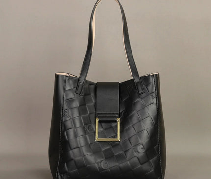 sac-rectangulaire-texture-tressee-boucle-doree
