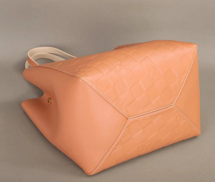 sac-rectangulaire-texture-tressee-boucle-doree
