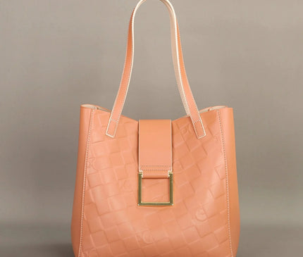 sac-rectangulaire-texture-tressee-boucle-doree