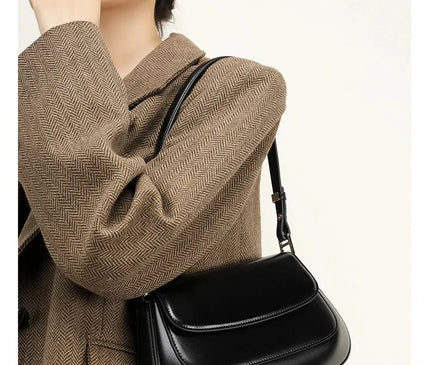 sac-noir-minimaliste-rabat-arrondi