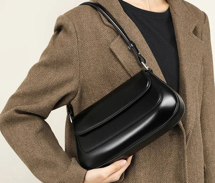 sac-noir-minimaliste-rabat-arrondi
