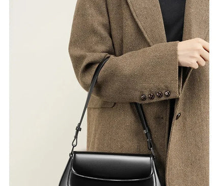 sac-noir-minimaliste-rabat-arrondi