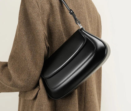 sac-noir-minimaliste-rabat-arrondi