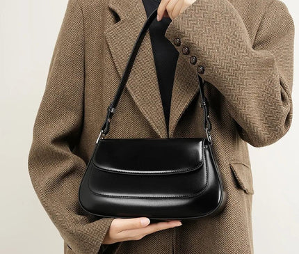 sac-noir-minimaliste-rabat-arrondi