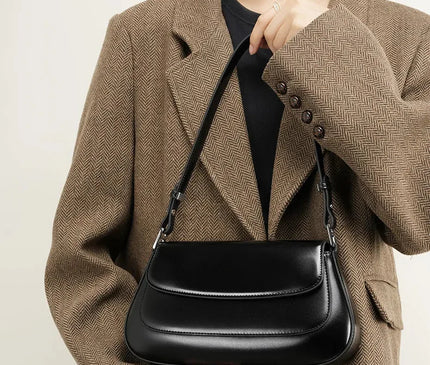 sac-noir-minimaliste-rabat-arrondi