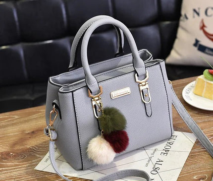 petit-sac-structure-noir-avec-pompons-Couleures