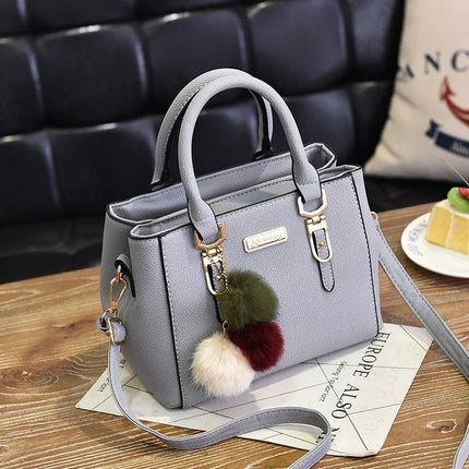 petit-sac-structure-noir-avec-pompons-Couleures