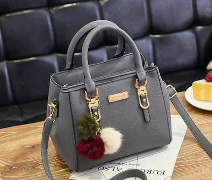 petit-sac-structure-noir-avec-pompons-Couleures