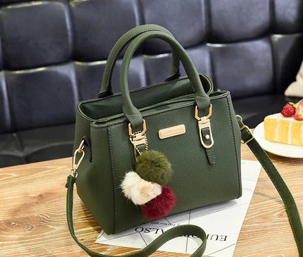 petit-sac-structure-noir-avec-pompons-Couleures
