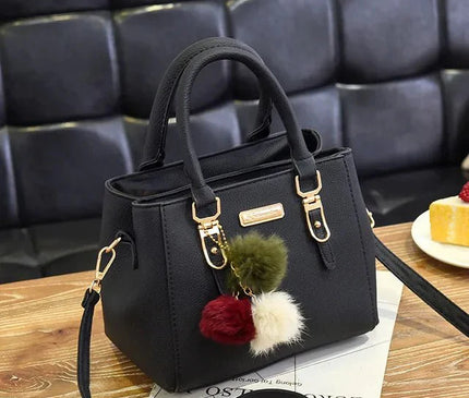 Petit sac structuré noir avec pompons colorés