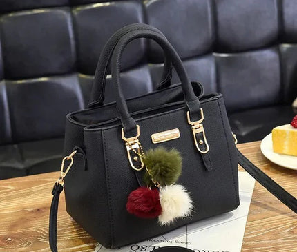 petit-sac-structure-noir-avec-pompons-Couleures