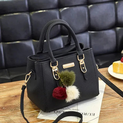 petit-sac-structure-noir-avec-pompons-Couleures