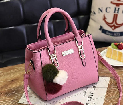 petit-sac-structure-noir-avec-pompons-Couleures