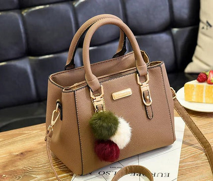 petit-sac-structure-noir-avec-pompons-Couleures