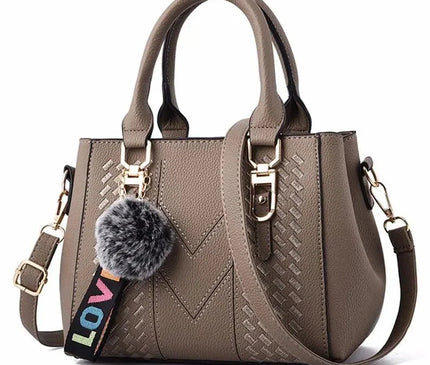 sac-a-main-compact-avec-sangle-ajustable-et-pompon