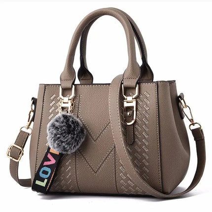 sac-a-main-compact-avec-sangle-ajustable-et-pompon
