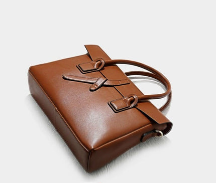 sac-noir-structure-fermeture-croisee-minimalisme-contemporain