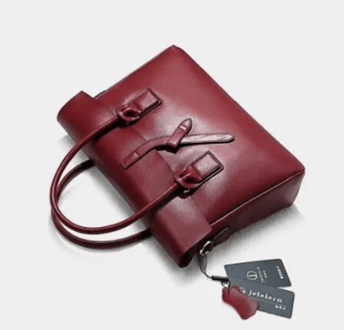 sac-noir-structure-fermeture-croisee-minimalisme-contemporain