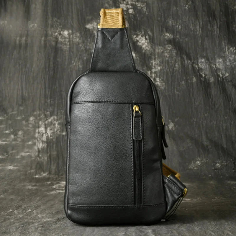 sacoche-compacte-noire-sangle-contrastee