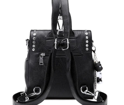 sac-a-dos-urbain-noir-oeillets-metalliques-ourson-decoratif