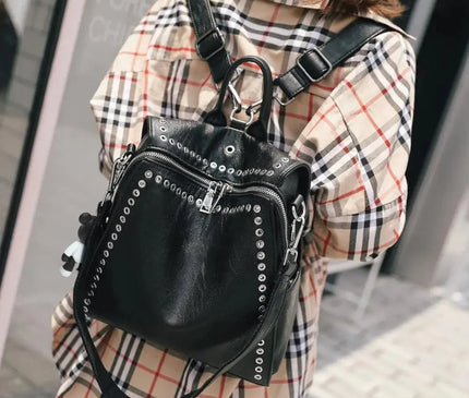 sac-a-dos-urbain-noir-oeillets-metalliques-ourson-decoratif
