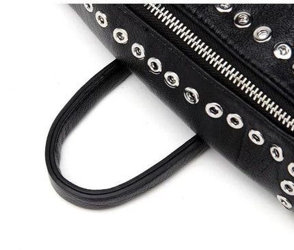 sac-a-dos-urbain-noir-oeillets-metalliques-ourson-decoratif
