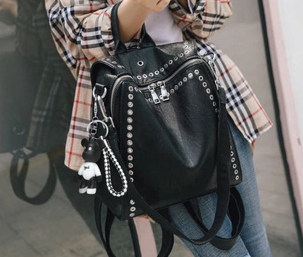 sac-a-dos-urbain-noir-oeillets-metalliques-ourson-decoratif