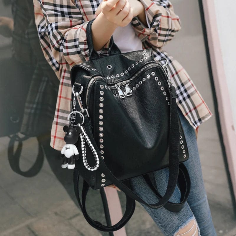 sac-a-dos-urbain-noir-oeillets-metalliques-ourson-decoratif