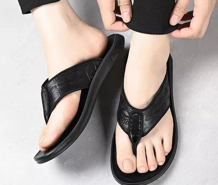 sandale-noire-texturee-motif-crocodile
