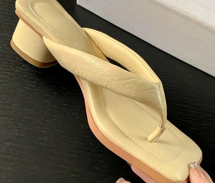 claquette-moderne-creme-minimaliste-talon-bas