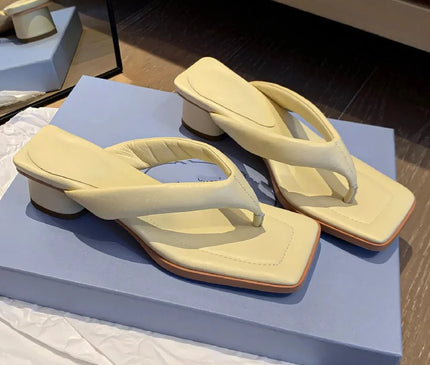 claquette-moderne-creme-minimaliste-talon-bas