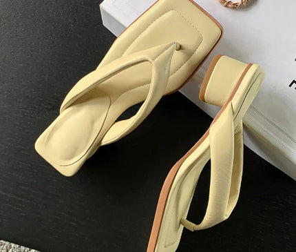 claquette-moderne-creme-minimaliste-talon-bas