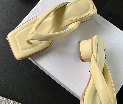 claquette-moderne-creme-minimaliste-talon-bas