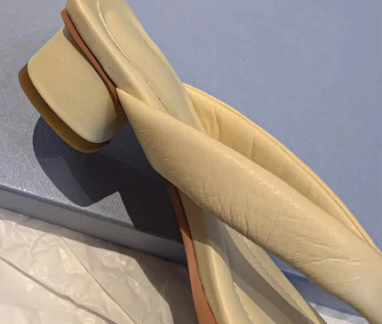 claquette-moderne-creme-minimaliste-talon-bas
