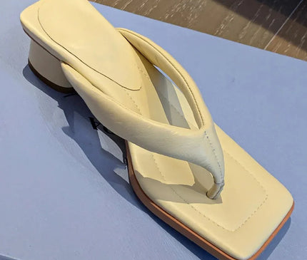 claquette-moderne-creme-minimaliste-talon-bas