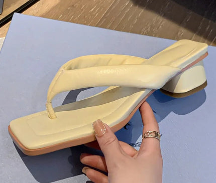 claquette-moderne-creme-minimaliste-talon-bas