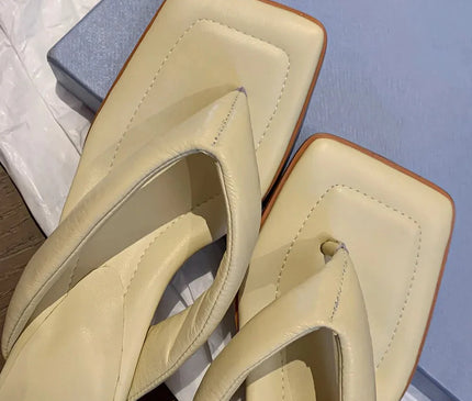 claquette-moderne-creme-minimaliste-talon-bas