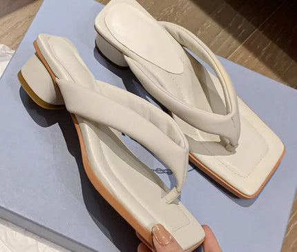 claquette-moderne-creme-minimaliste-talon-bas