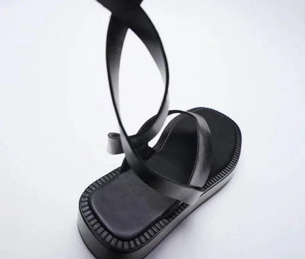 sandale-noire-a-plateforme-minimaliste-sangle-cheville
