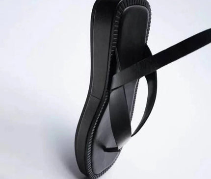 sandale-noire-a-plateforme-minimaliste-sangle-cheville