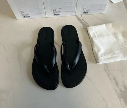 sandales-decontractees-noir-blanc-lanieres-croisees