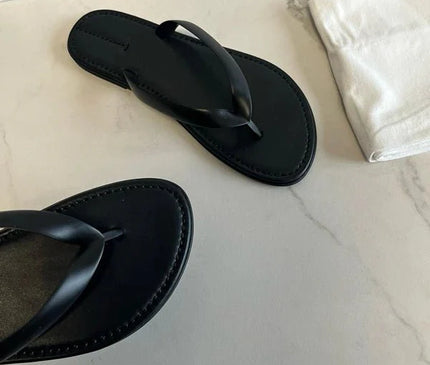 sandales-decontractees-noir-blanc-lanieres-croisees