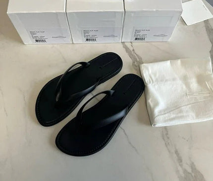 sandales-decontractees-noir-blanc-lanieres-croisees